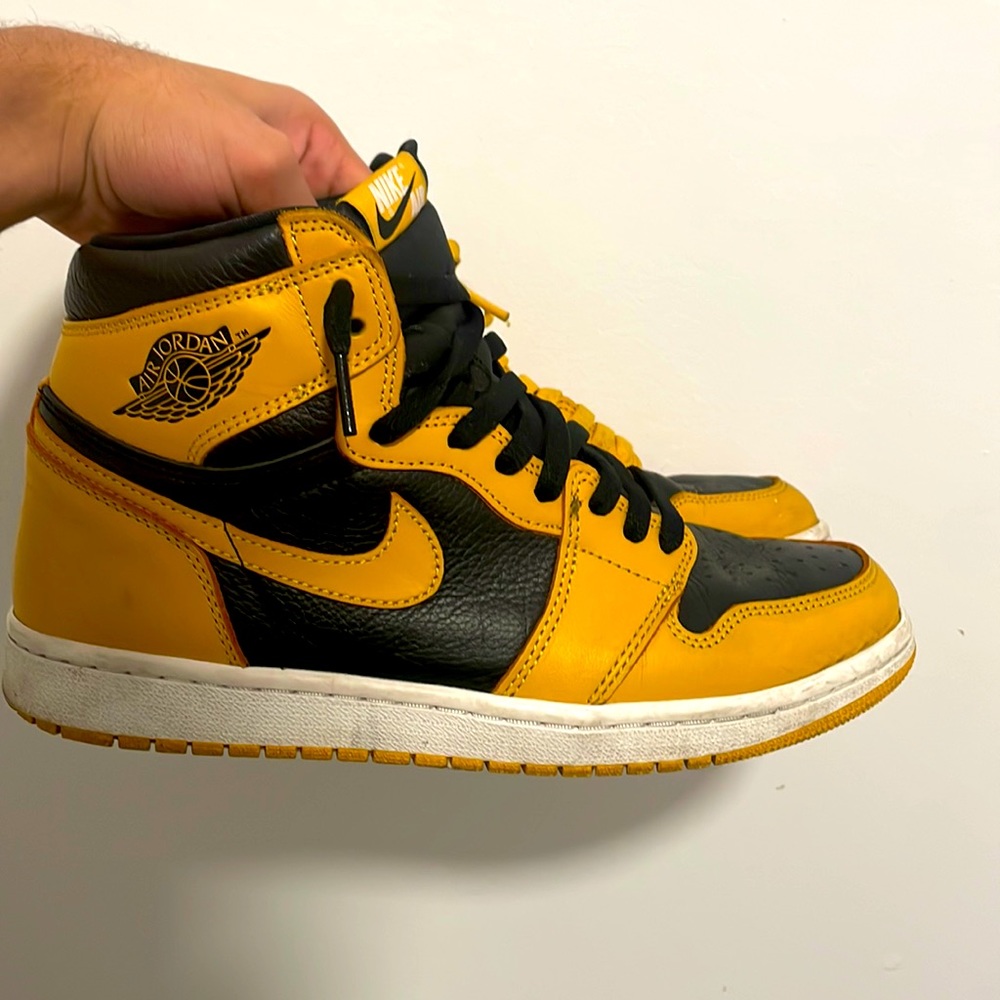 Jordan 1 pollens, size 9.5 comes with black and yellow laces for u to change